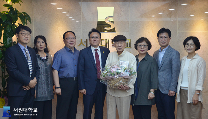 김기정 명예교수와 손석민 총장을 비롯한 보직교수들이 함께 기념사진을 찍고 있다.