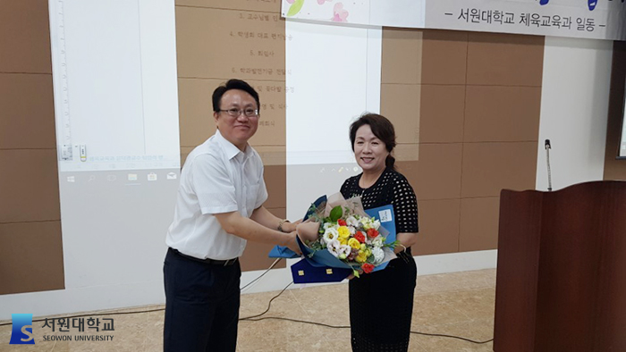 손석민 총장이 윤덕경 교수에게 감사의  꽃다발을 전달하고 있다.